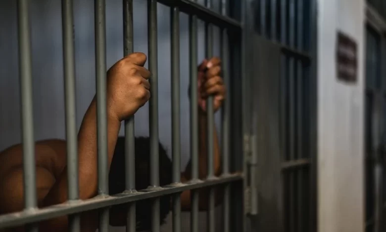 صورة تعبيرية لمعتقل خلف القضبان